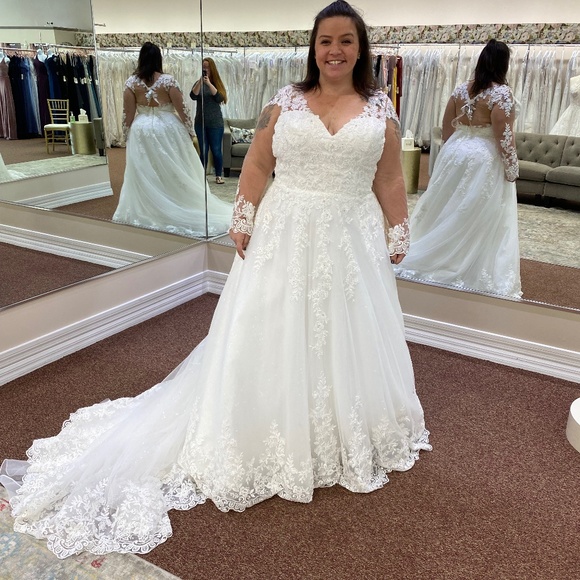 Dresses & Skirts - Brand new wedding dress